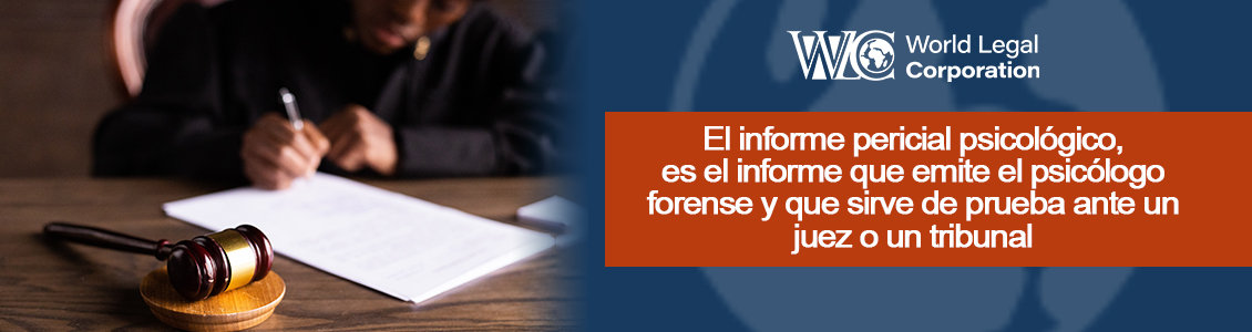 Juez revisando un informe pericial psicológico