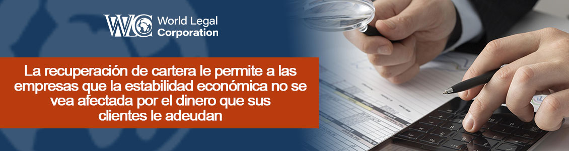 Una Mano con Lupa y Documentos