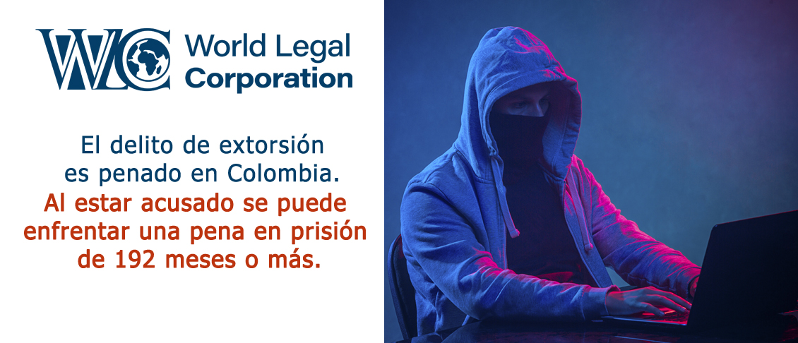 Hombre extorsionando en una computadora